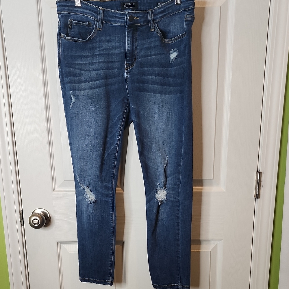 Judy Blue Distressed Relaxed Fit Jean Size 15/32